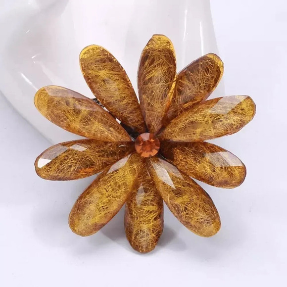 VQ Flower Brooch - Picture 2 of 8